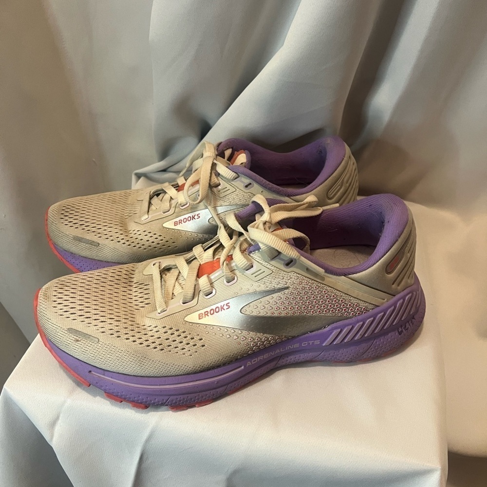 Brooks Adrenaline GTS 22 Women's Running Shoes - Cream and Purple - Picture 1 of 11